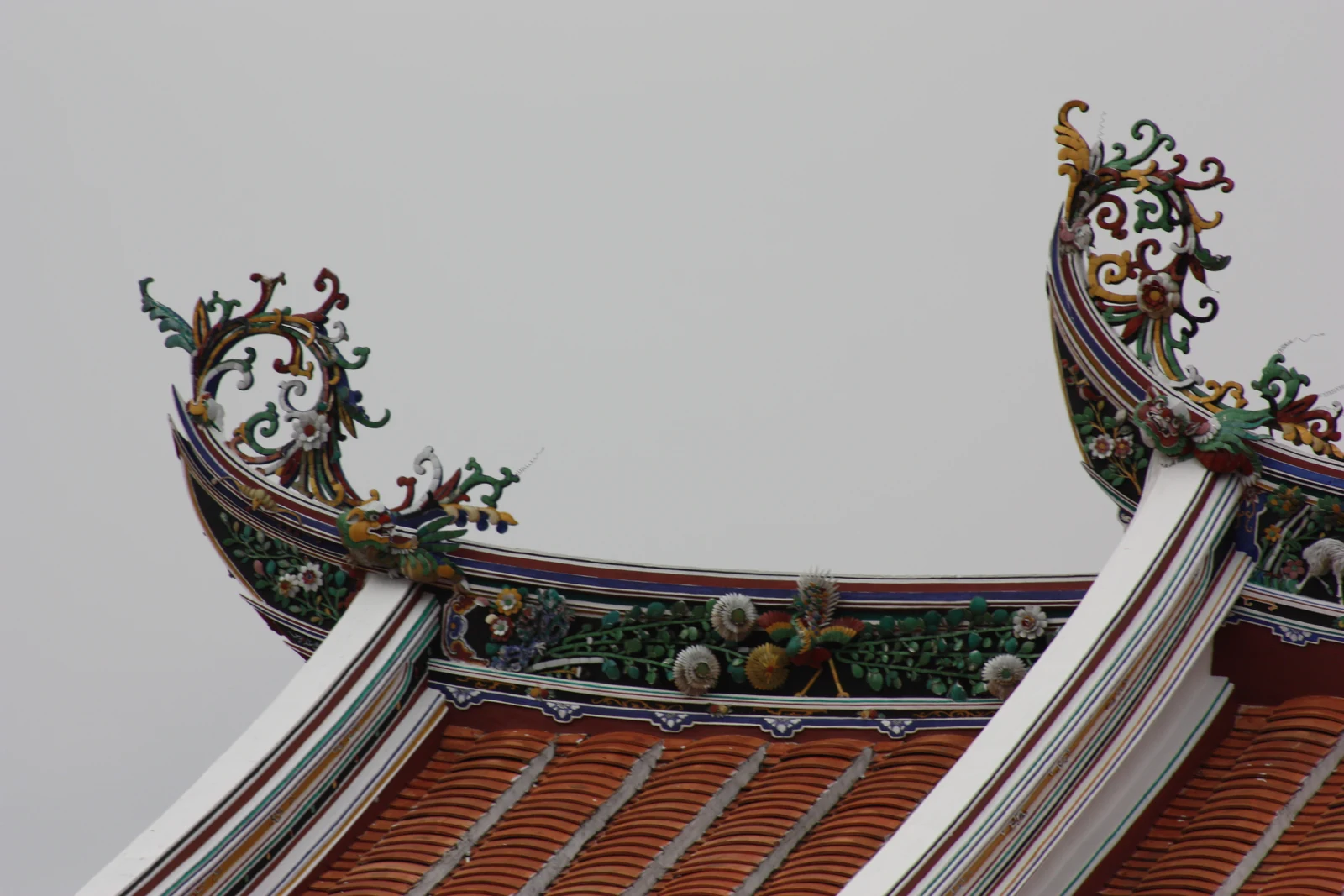 Cheng Hoon Teng decorated rooflines photographed in July 2009